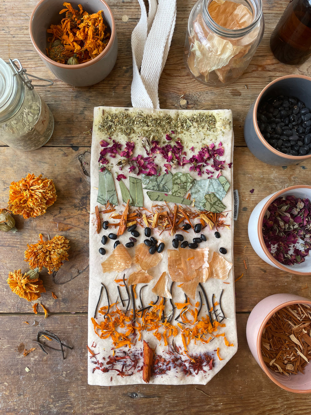 Ecoteñido con plantas y flores mexicanas en totebags